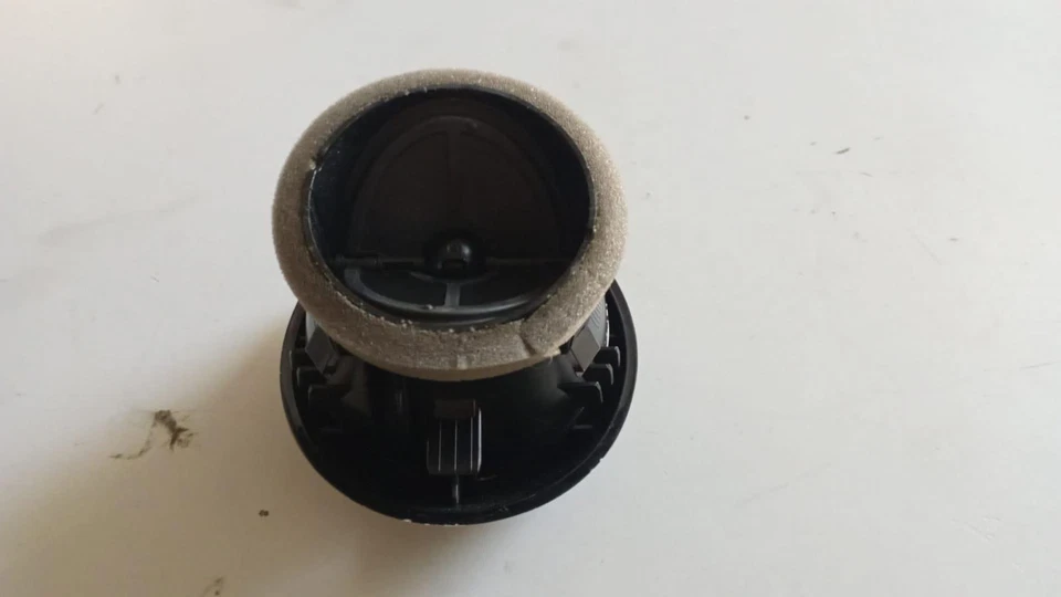 Salpicadero 8x1820901 ventilaciones aire Audi serie A1 (8x1) (1014) 1600 diésel 1056058 Foto 3 de 3