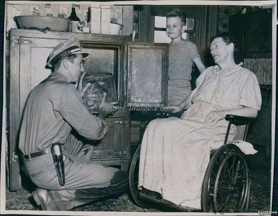 1947 Salvation Army Worker Melvin Adams Brings Ice To Mrs Gile Charity Photo 7x9