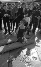 8b03-070 Debbie Reynolds puts hands feet in cement Chinese Theatre 8b03-070 8b03