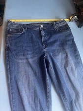 Tommy Bahama woman jeans size 14.    34
