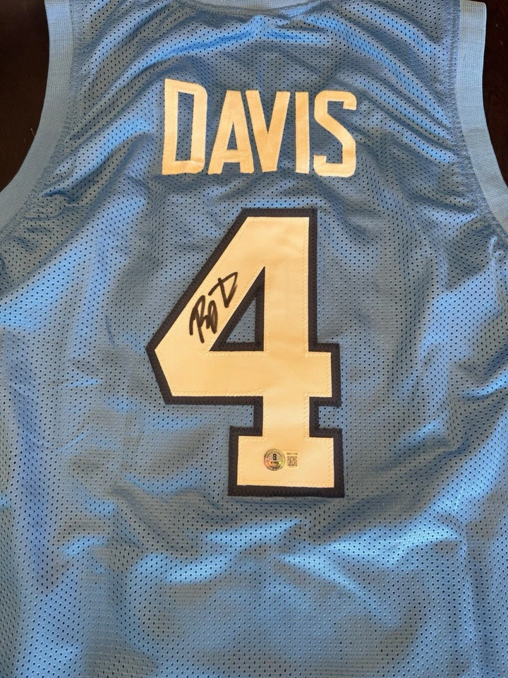 Camiseta personalizada RJ Davis assinada Carolina do Norte Tar Heels (Beckett) - Imagem 2 de 4