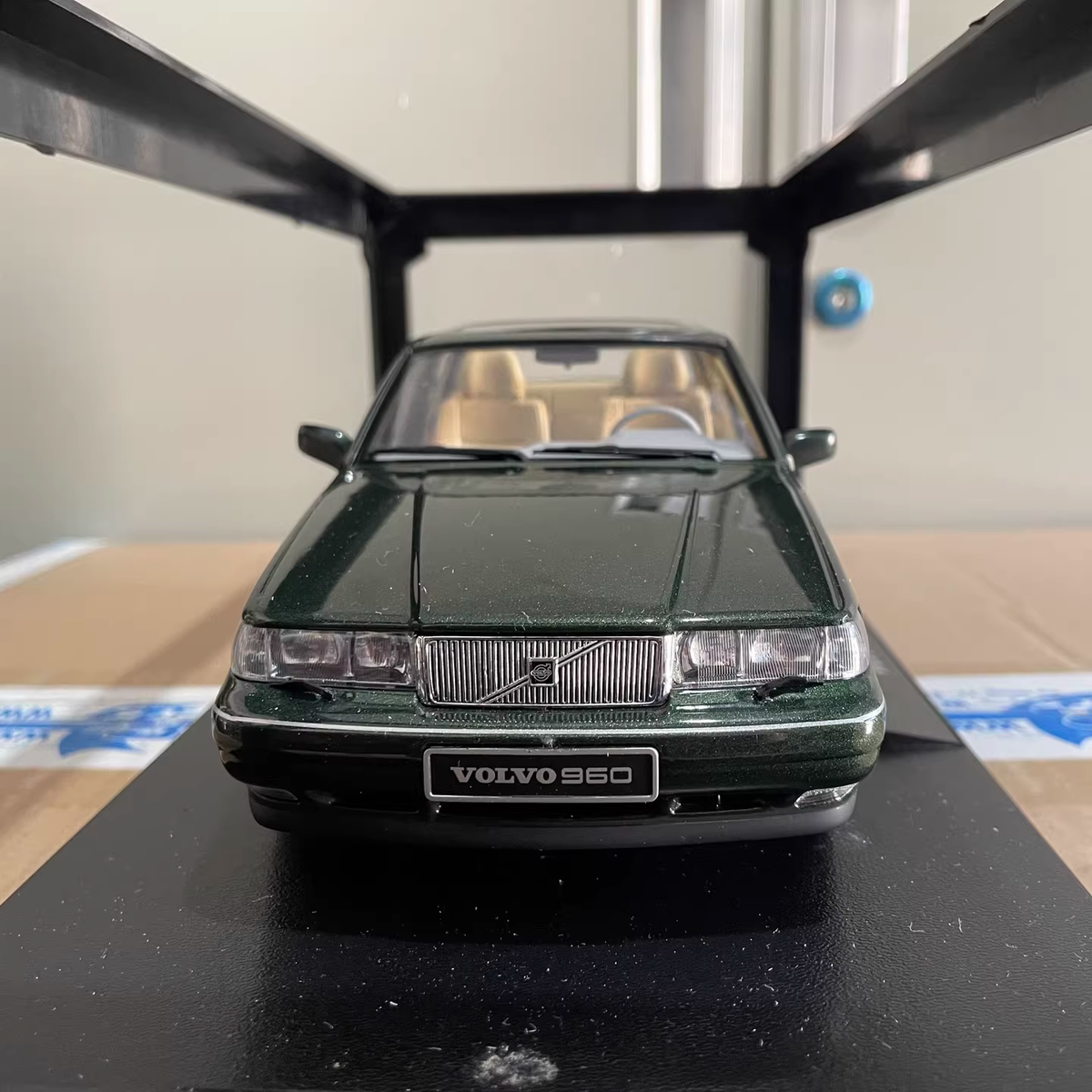 Réplica Volvo 960 Gris Metalizado 1:18 - Coche a Escala Triple-9 180