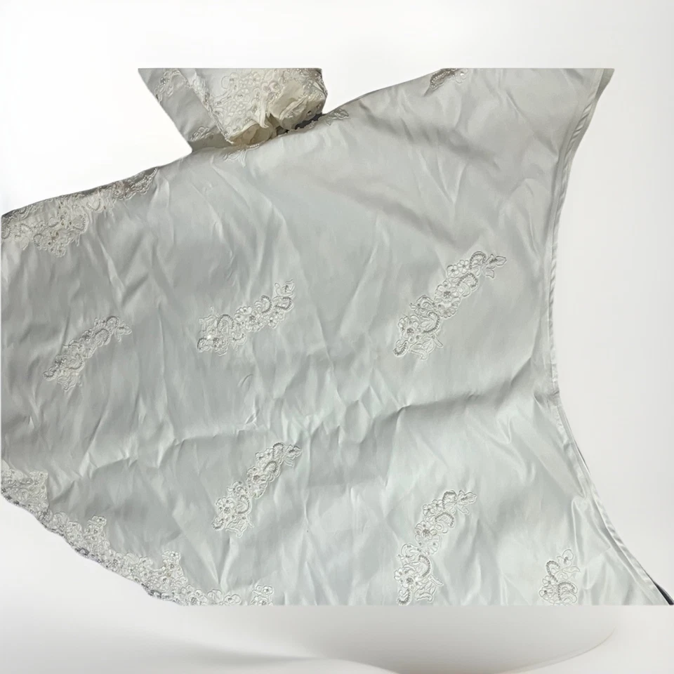 Vintage Bridal Gown With Veil And Train By Sweet Gowns Unknown Size - Image 2 of 4