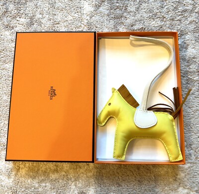 New HERMES Rodeo MM lambskin leather horse Lime/Sesame/Agneau bag