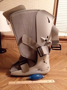 shoe leveler for walking boot