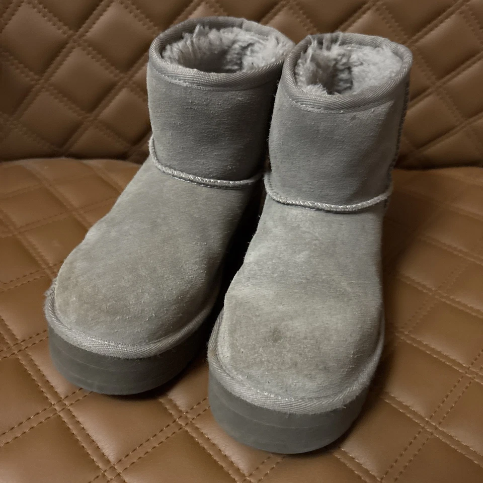 Plataforma clásica Ugg para niños talla 2 Foto 4 de 4