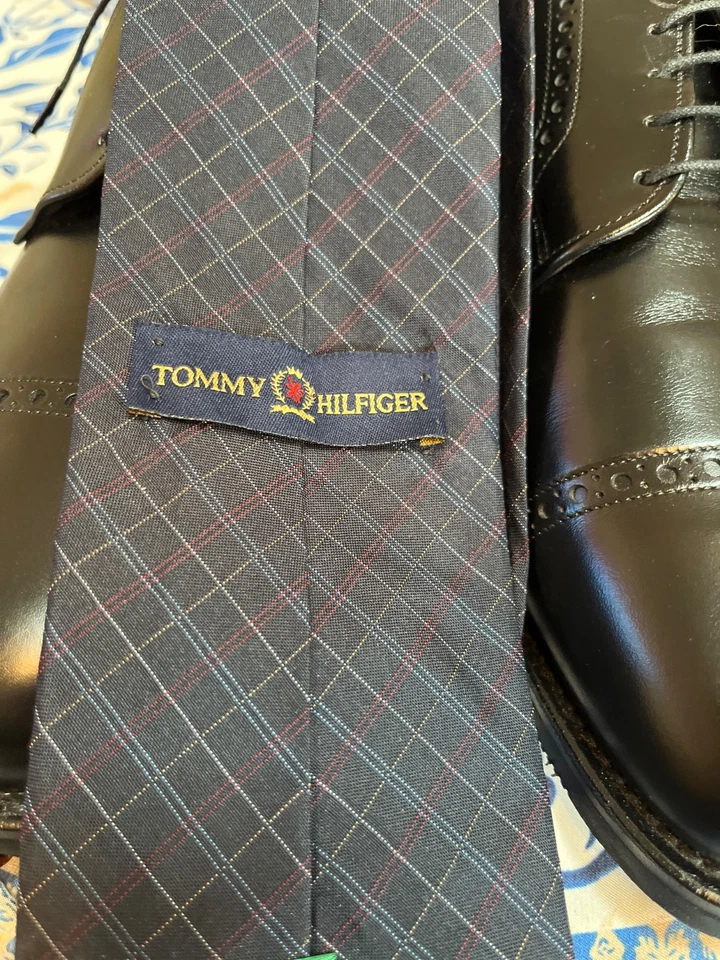 Gravata xadrez masculina Tommy Hilfiger 100% seda importada preta azul dourada vermelha feita nos EUA - Imagem 3 de 4
