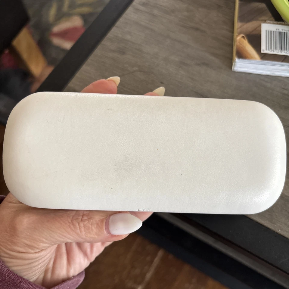 Genuino Marc Jacobs Blanco Protección Dura Cierre a Presión Estuche Gafas Usado en Excelente Condición Foto 2 de 3