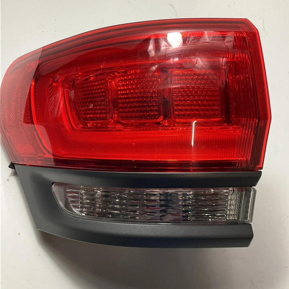 Luz trasera exterior lado conductor izquierdo Jeep Grand Cherokee 2014-2018 OEM 68236105AC Foto 3 de 4