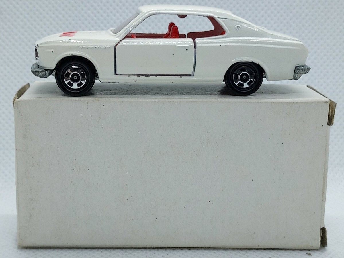 トミカ NISSAN LAUREL 2000 SGX s-l1200.jpg