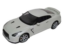 AUTOART NISSAN GT-R R35 1/18 scale car