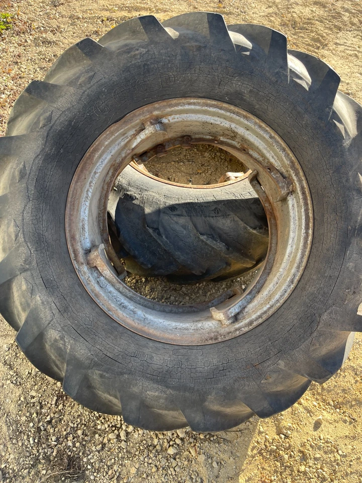 Neumáticos y llantas traseras Allis Chalmers AC D14 tractor 14,9-26 Foto 3 de 4