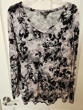 Simply Vera Vera Wang Women's Long Sleeve V-Neck Flocked Floral Design Top, 1X