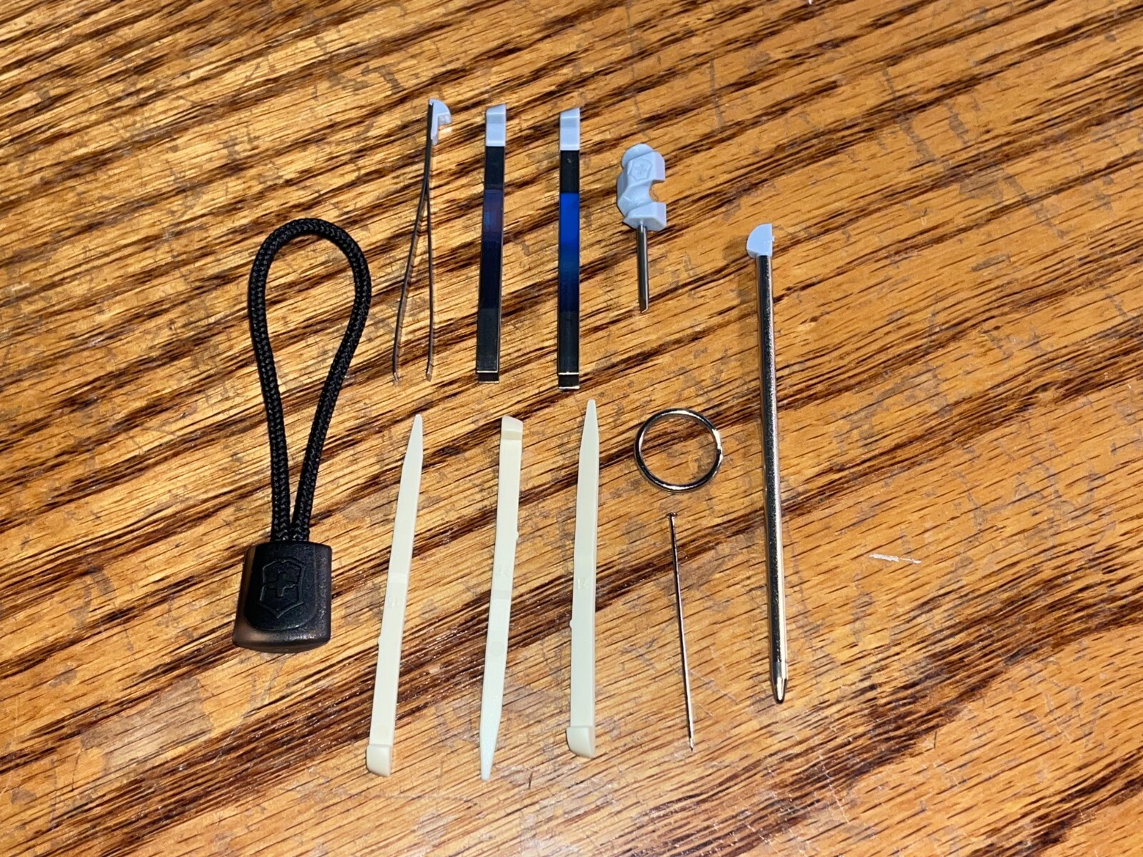Victorinox ACCESSORY PARTS KIT LARGE Knives: 3 TOOTHPICKS, 3