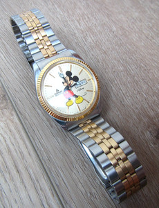 VINTAGE DISNEY LORUS QUARTZ GOLD STAINLESS MICKEY MOUSE MENS WATCH DAY DATE