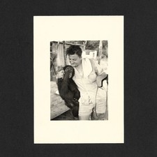 Homme pose avec singe domestique - Photo vintage snapshot