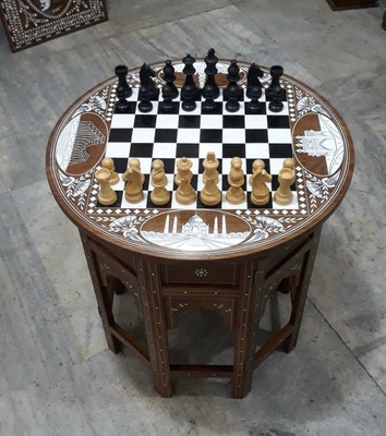 Antiker angloindischer Palisander Schach klappbarer Beistelltisch 18 Zoll mit Schachfiguren