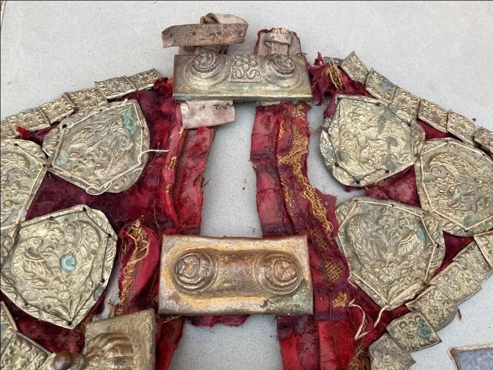 Antiguo panel de accesorios de joyería tradicional elefante caballo oro cobre étnico Foto 2 de 4