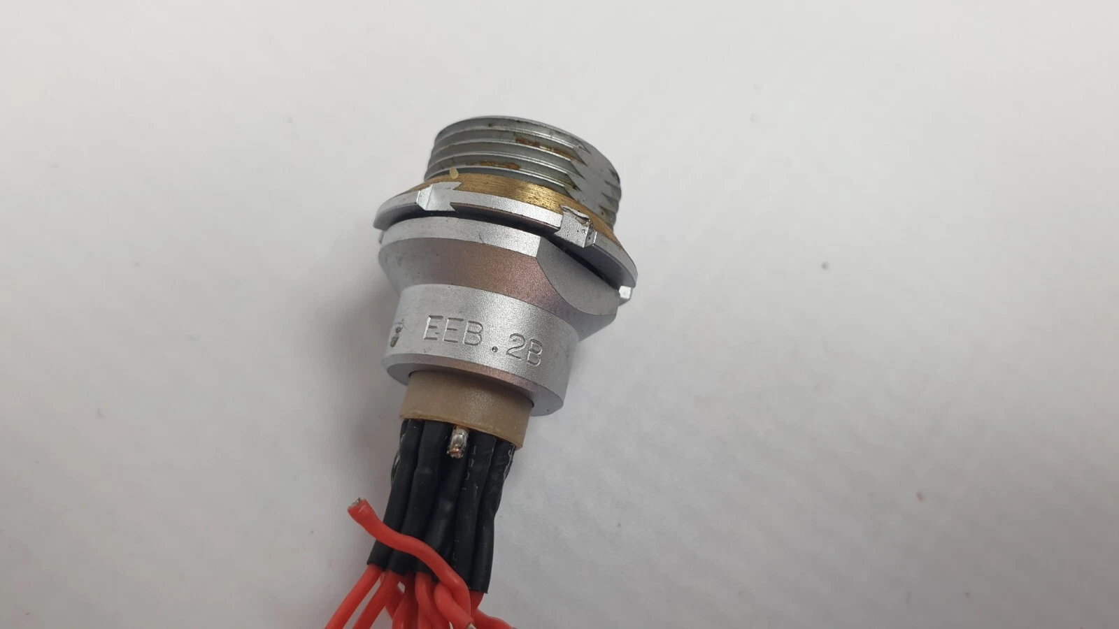 Circular panel socket of the HS-1043850 harness marked EEB.2B