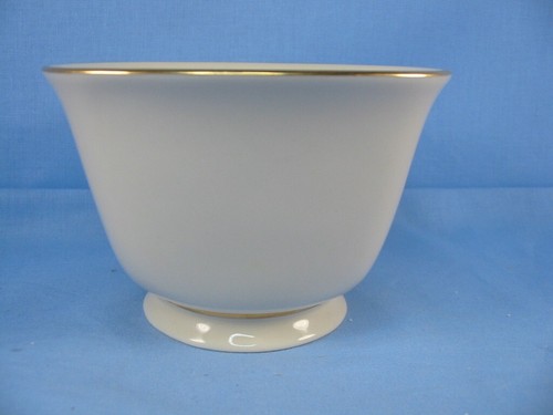 Lenox China Holly & Berry Holiday Treat Bowl 24K Gold Accents 4.25" - Picture 5 of 9