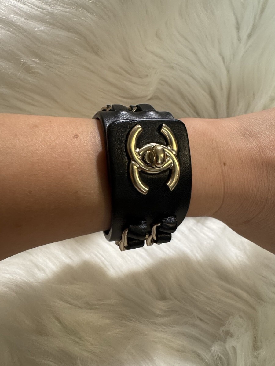 【CHANEL】バングル CC ゴールド Chanel 2018 CC Turnlock Gold Chain Black Leather Cuff