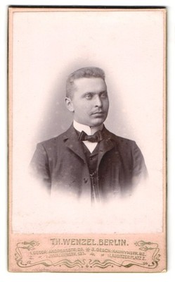 Fotografie Th. Wenzel, Berlin, Andreasstraße 28, Porträt eines eleganten Herren 