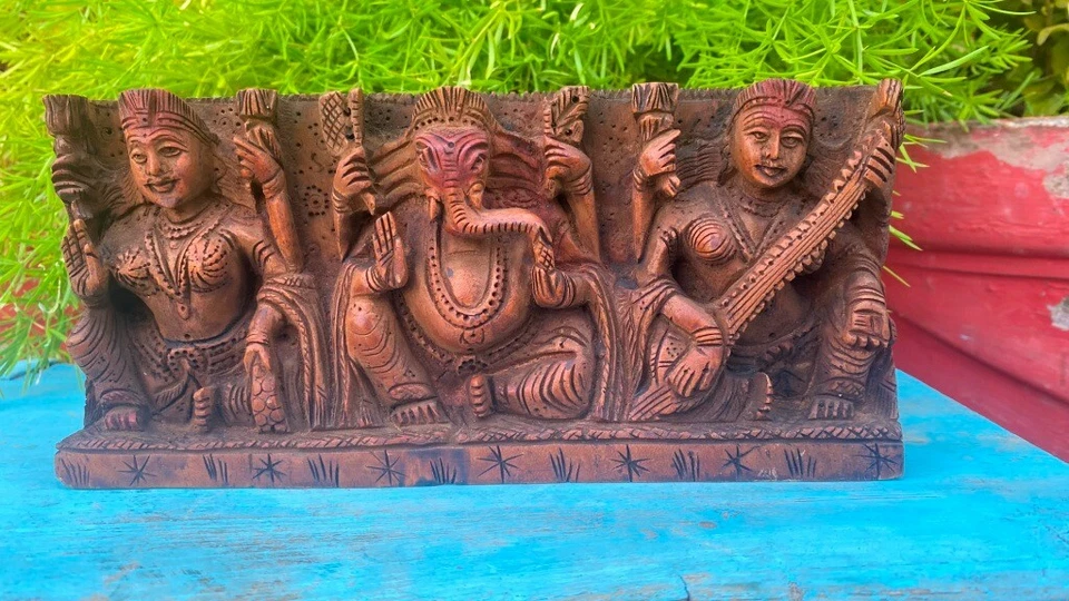 Antiguo panel colgante de pared de madera tallado a mano dios hindú Ganesha Laxmi Saraswati Foto 3 de 4