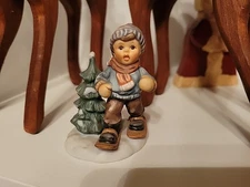 Vtg Goebel Berta Hummel Dashing Through the Snow Figurine BH 99/P 2001  3.5"