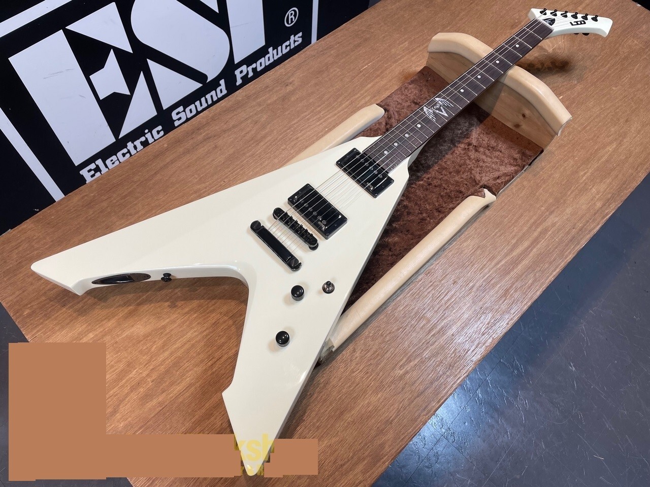 NEW* LTD VULTURE Olympic White Flying V James Hetfield Signature W