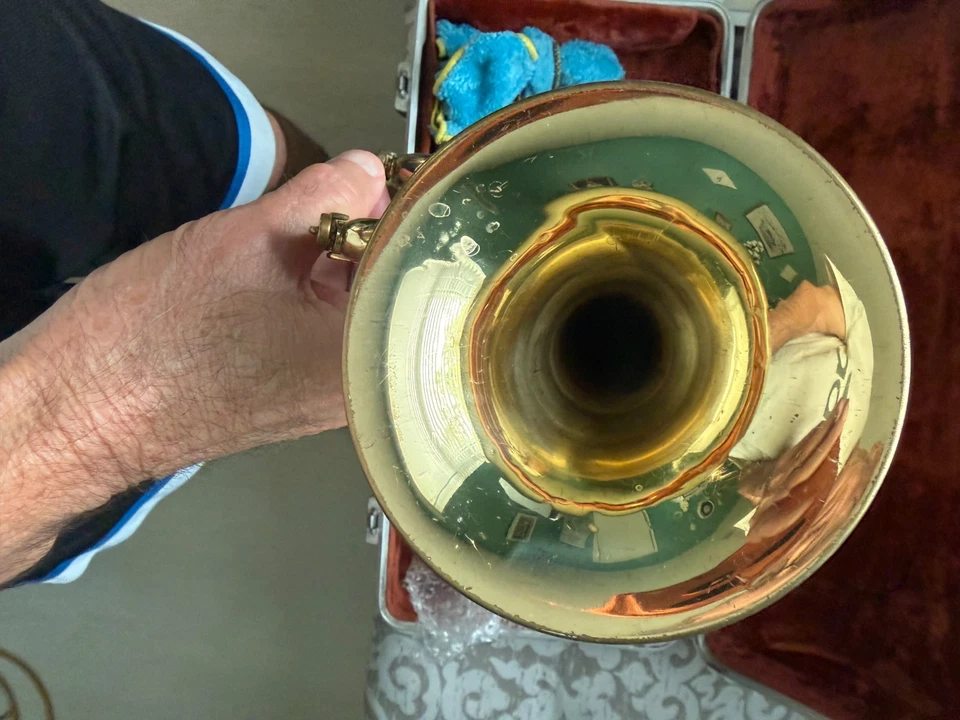 Vintage OLDS Ambassador Bb Cornet Gold Lacquer Brass Instrument with Hard Case - Image 3 of 4