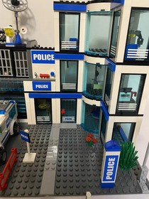 LEGO 7498 City Police Station 100% Complete NO STICKERS