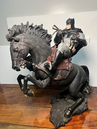 The Dark Knight Returns A Call to Arms Statue Special Edition #187/ 1000 - Picture 2 of 14