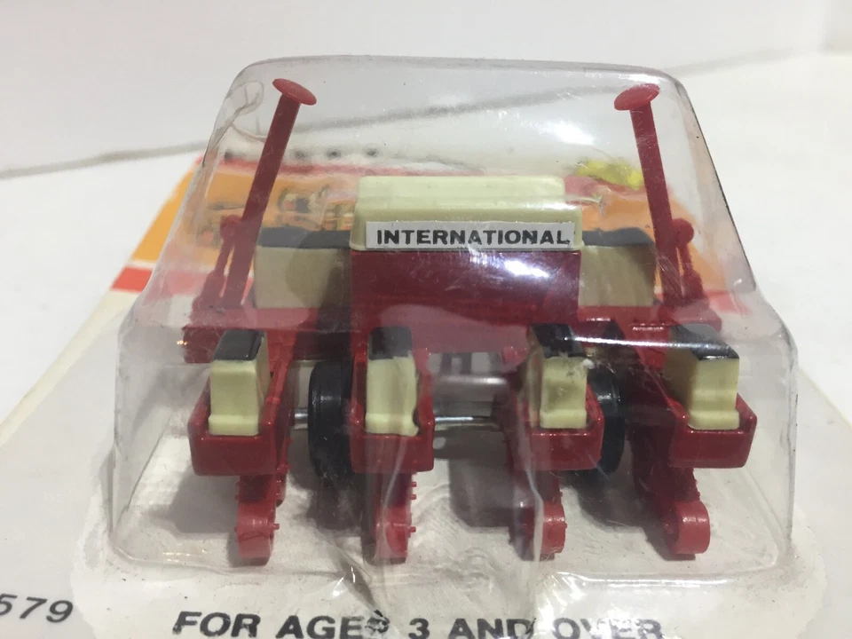 International 800 Cyclo Air Flow 4 Row Planter w Markers 1/64 Scale NIP by Ertl - Image 4 of 4