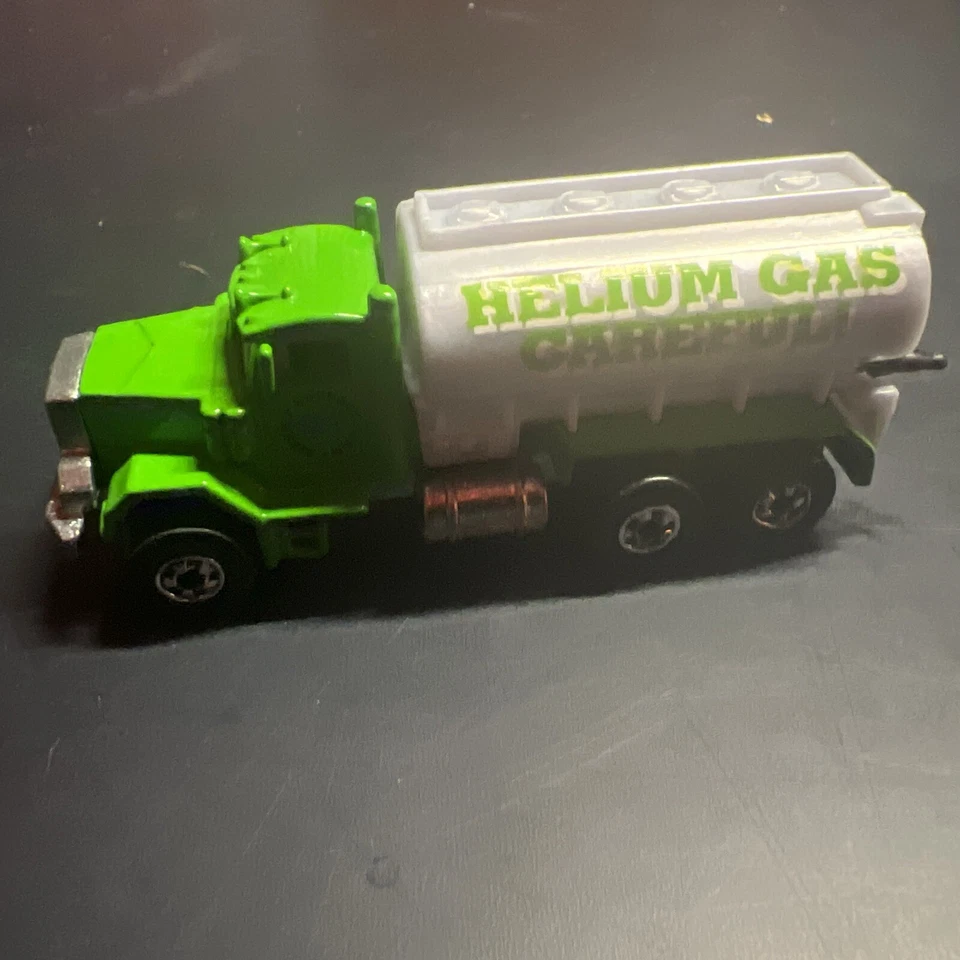 Nuevo camión cisterna de helio Mattel Peterbuilt 1979 Hot Wheels con dos mangueras fundido a presión Foto 4 de 4