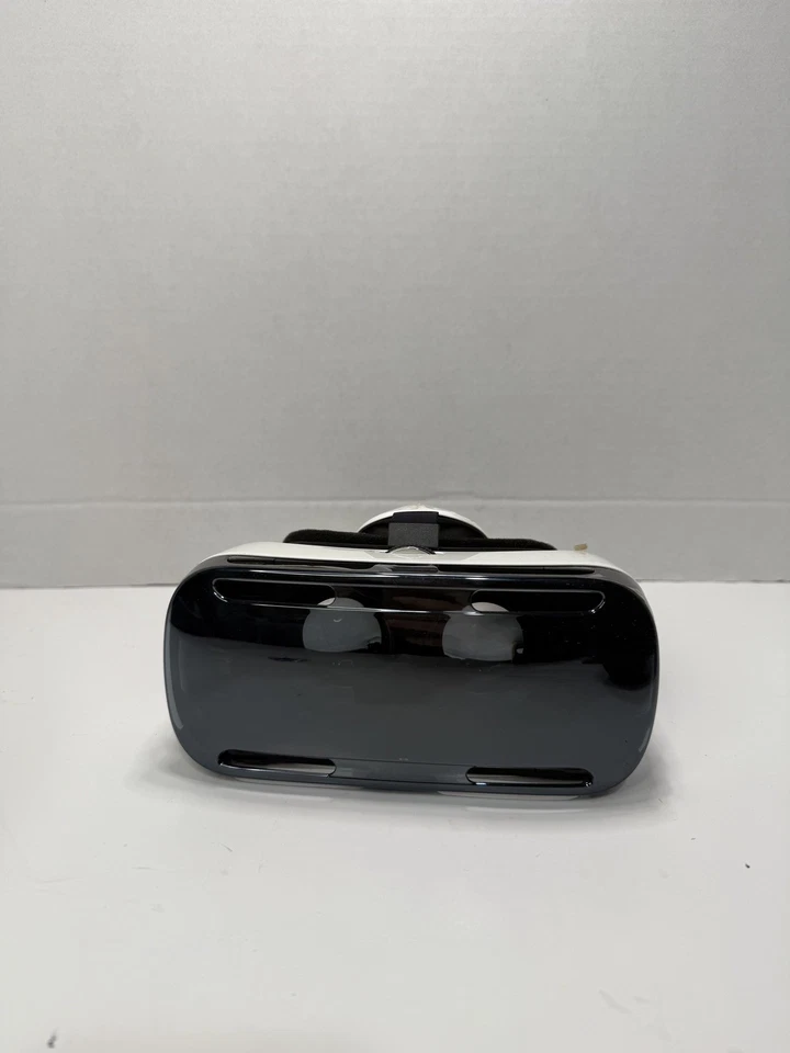 Samsung Gear VR by Oculus SM-R320 FOR PARTS UNTESTED !!! - Image 2 of 4