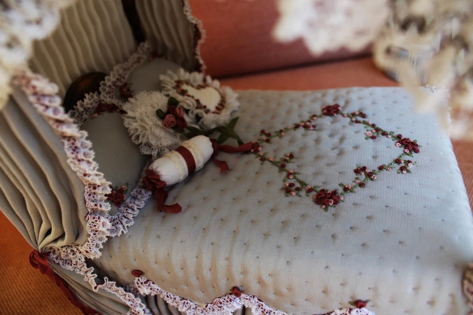 Hermosa cama con dosel firmada por Donna y Jim Johnson, tocador con taburete, sofá 1:12 Foto 4 de 4