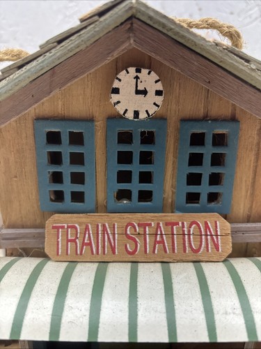 American Wooden Train Station Birdhouse - Foto 2 di 20