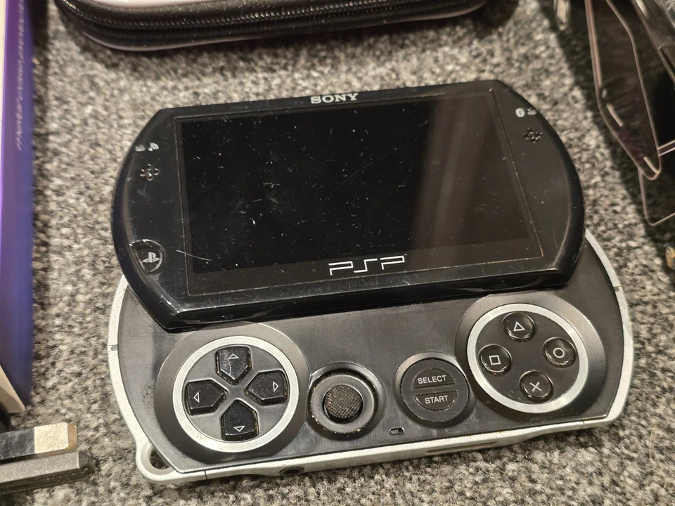Sony PlayStation Portable Go, photo 2 of 5