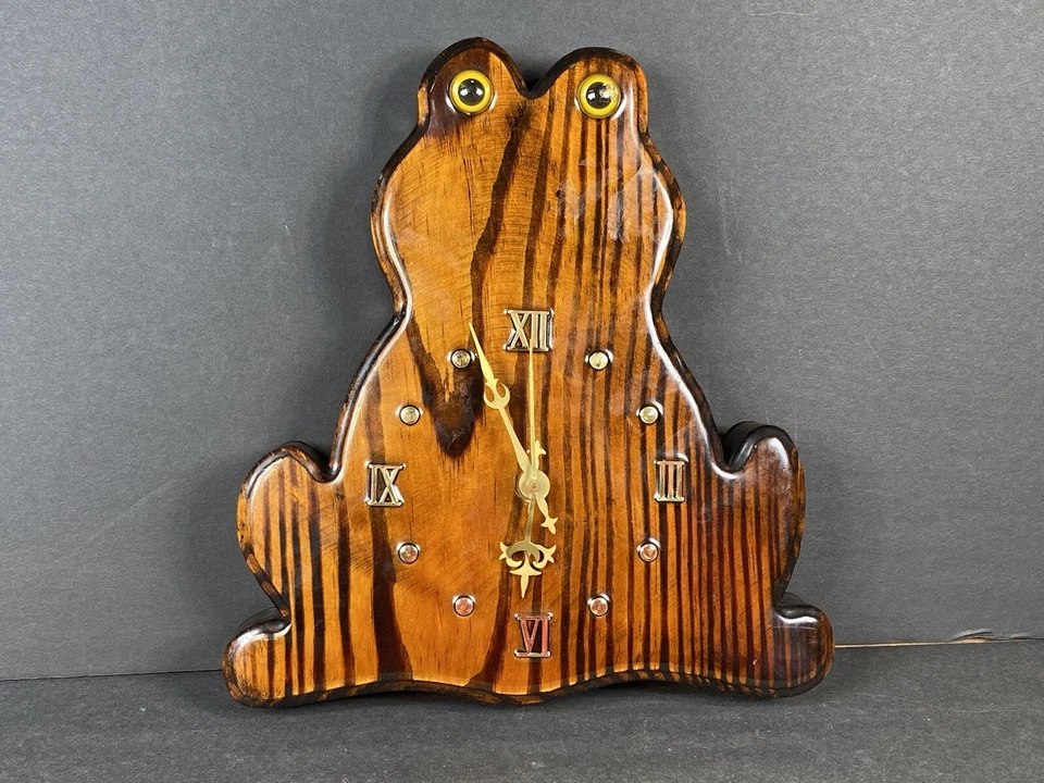 Reloj de madera en forma de rana Foto 3 de 4