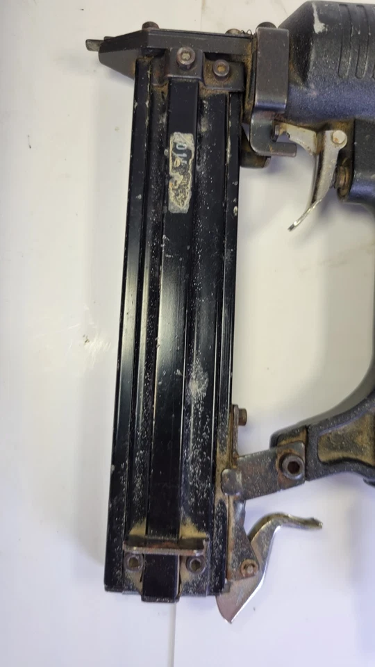 Clavadora Brad Campbell Hausfeld modelo NB0030 y mucha munición/clavos Foto 4 de 4