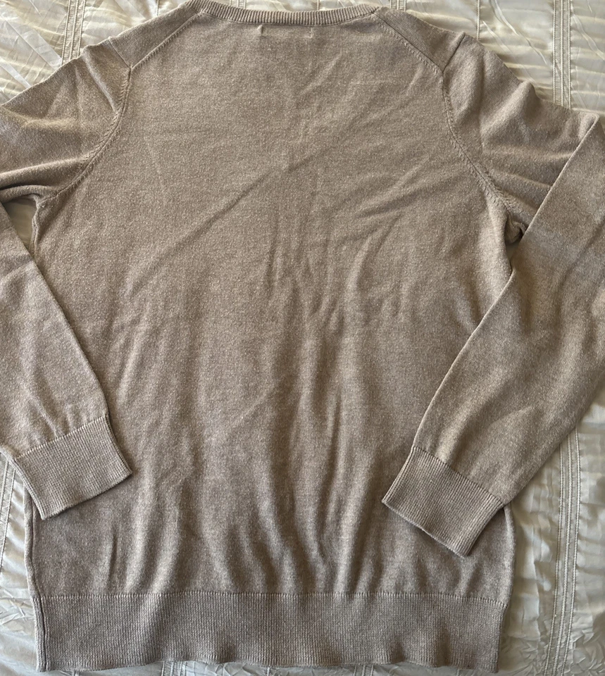 Suéter suéter para mujer Amazon Essentials cuello en V beige talla mediana Foto 4 de 4