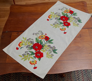 Gorgeous Bright Midcentury Wilendur Table Runner Floral Spray 17.5x34"