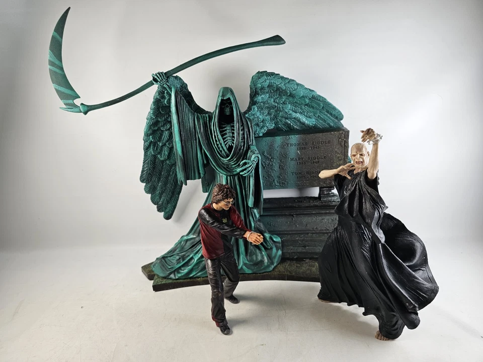 NECA Harry Potter Vs. Lord Voldemort Cementerio Duelo Acertijo Familia Tumba Diorama Foto 4 de 4