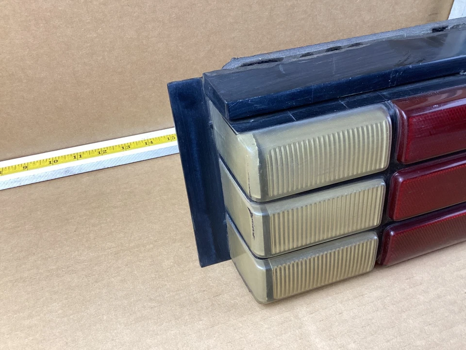 Luz trasera derecha del lado del pasajero Plymouth Caravelle 1985 4174776 OEM Foto 2 de 4