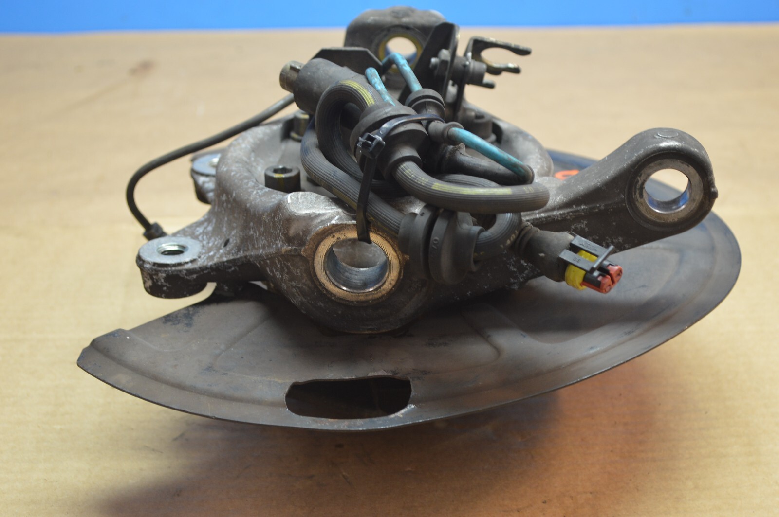 2004 M138 MASERATI M128 GT COUPE FRONT PASSENGER SIDE SPINDLE WHEEL HUB 28839702