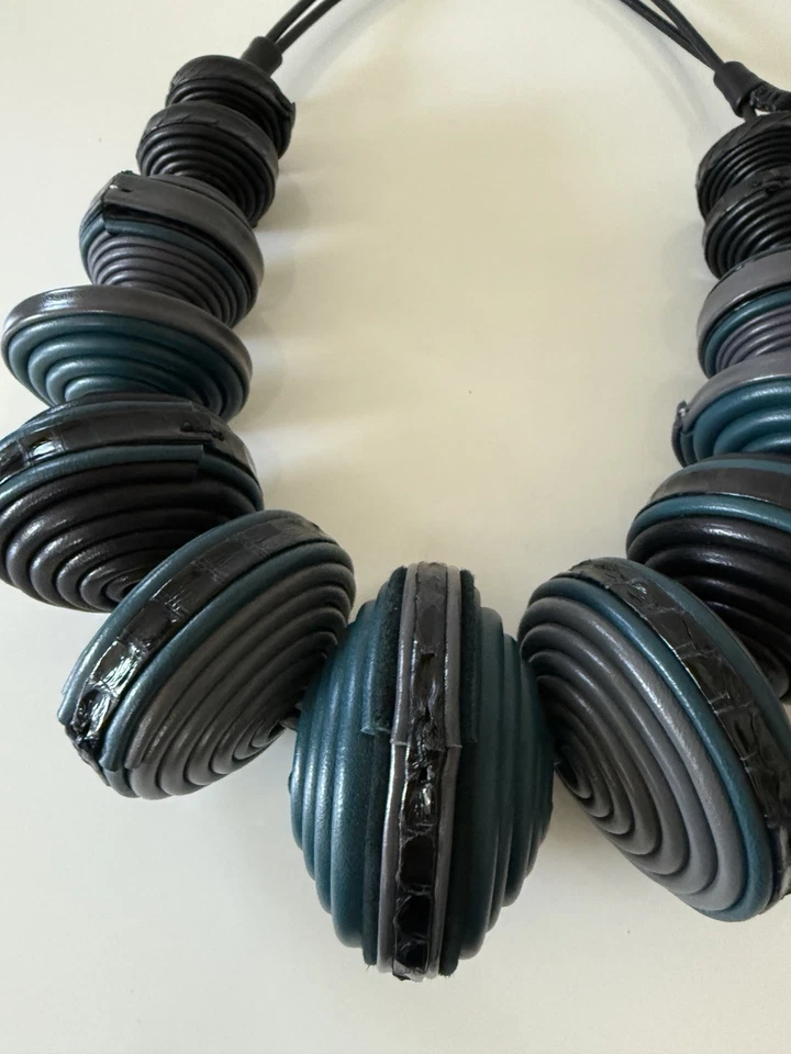 Collar Giulia Boccafogli de cuero grueso llamativo, negro/azul/gris Foto 3 de 4