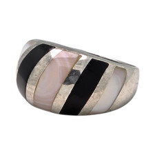 VINTAGE STERLING SILVER BLACK ONYX MOTHER OF PEARL DOME SIZE 7.75 RING 8GR 1579