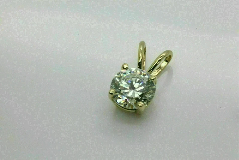 Colgante de diamantes de corte redondo de 2 quilates creado en laboratorio con cadena de 18" enchapada en oro amarillo de 14 k Foto 3 de 4