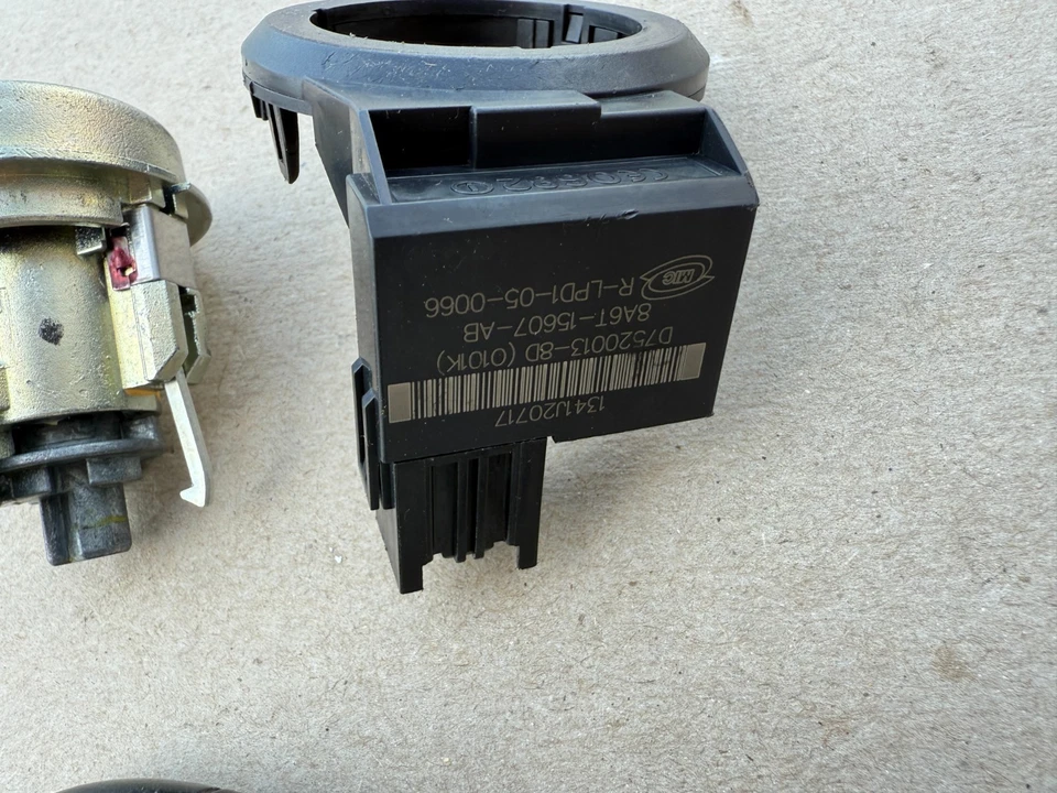 Ford Fiesta 2011-2019 cerradura de encendido con llave e inmovilizador OEM 8A6T-15607-AB Foto 2 de 4