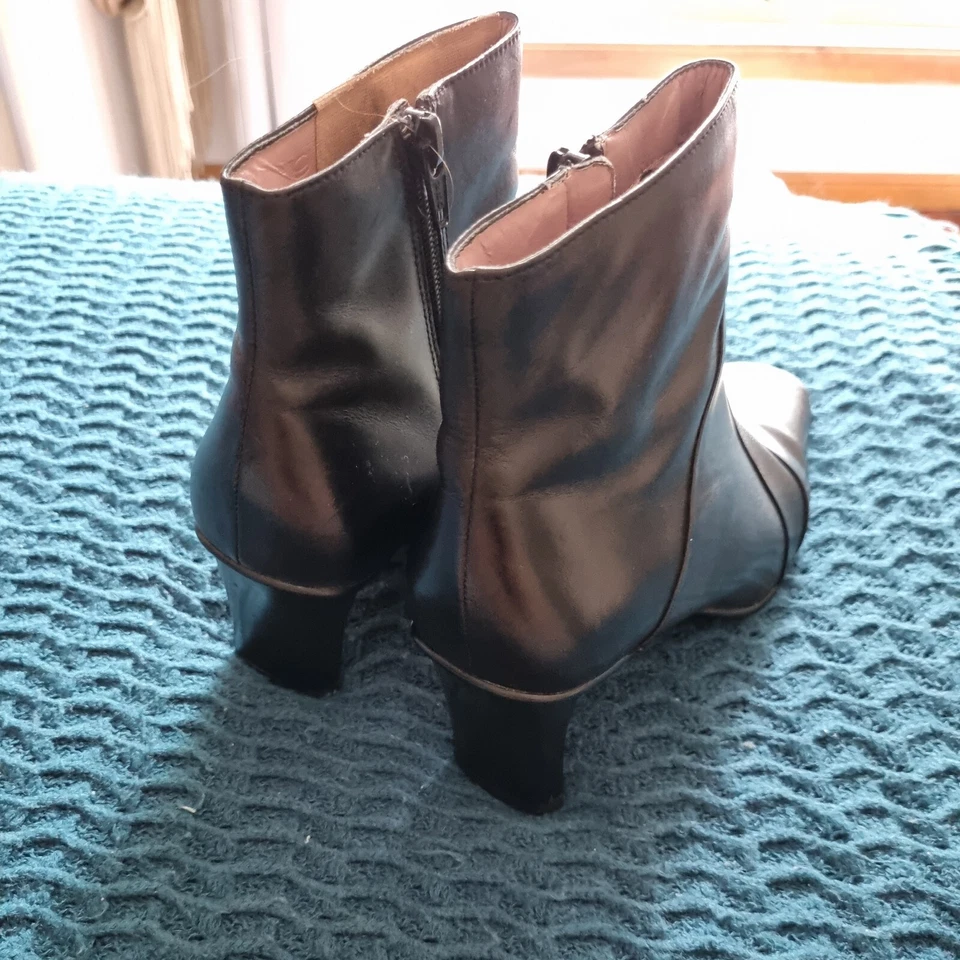 GIOVANNA Square Toe Black Leather Shoes Ankle Boots Heels Size 6 Like New S14 - image 3 of 4